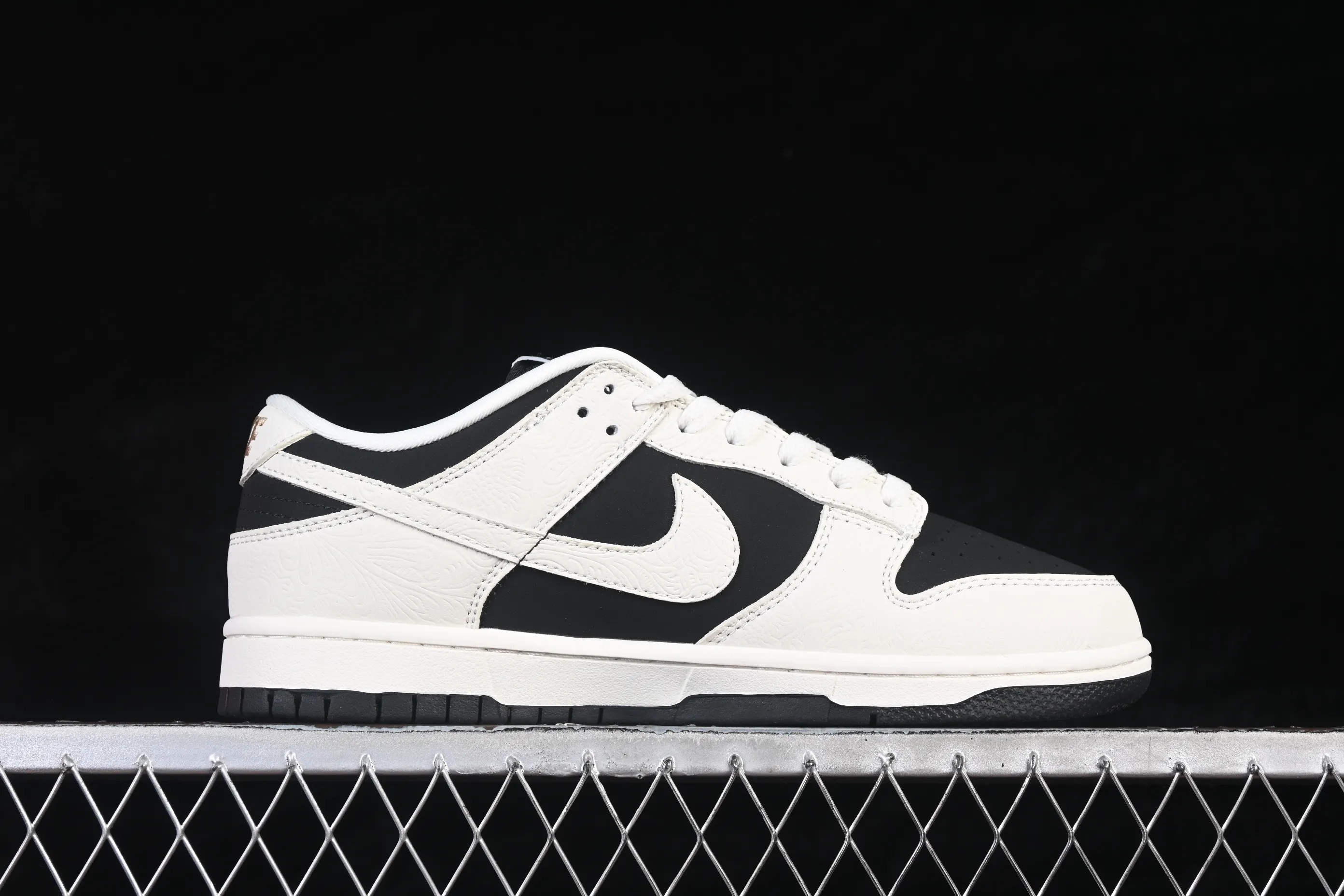 All categories Nk SB Dunk Series Nk SB Dunk Low High-end customized low-top sneakers Nike SB Dunk Low Year of the Horse limited low-top casual sneakers IF3944-001
